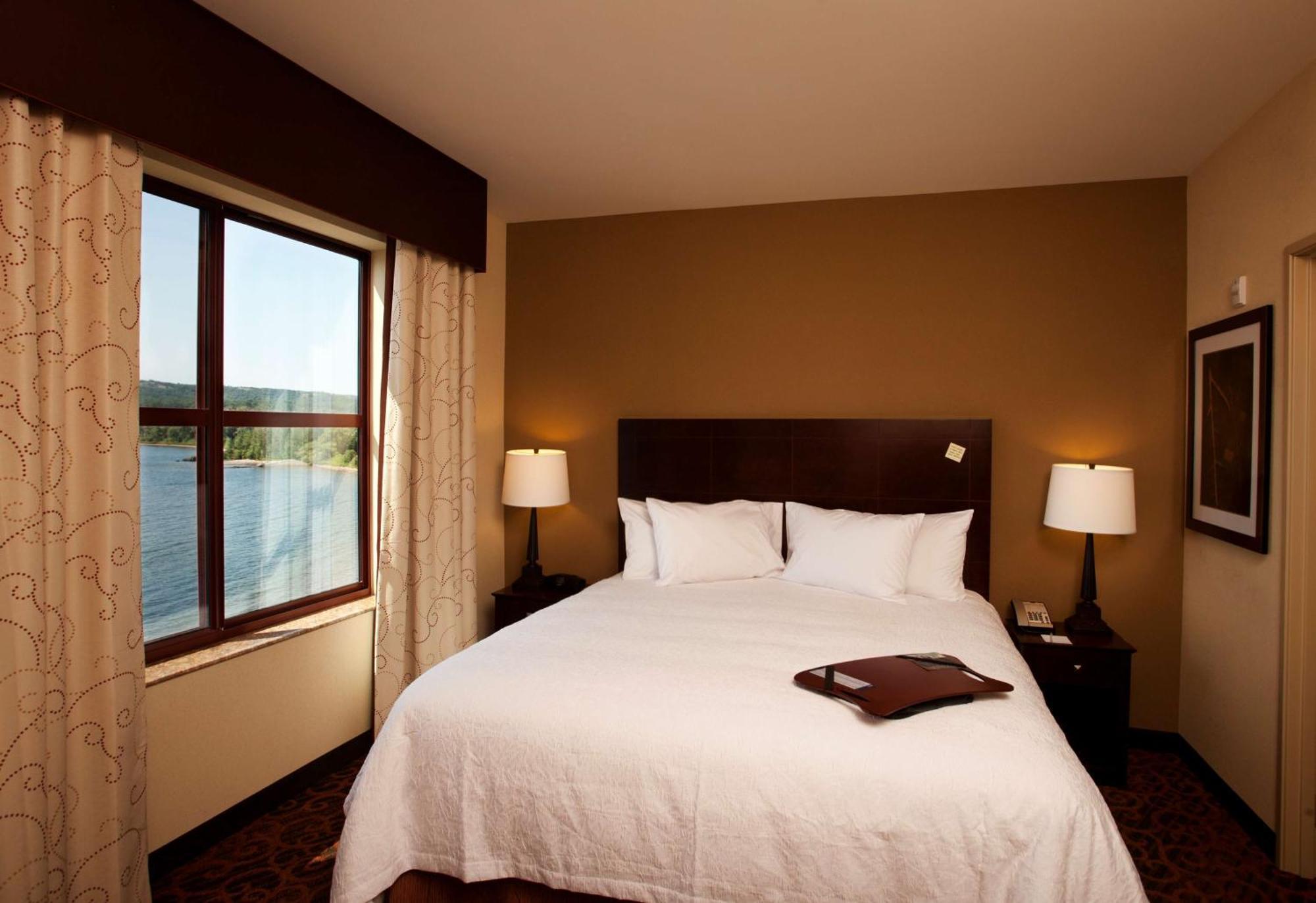 Hampton Inn Marquette-Waterfront Exterior photo