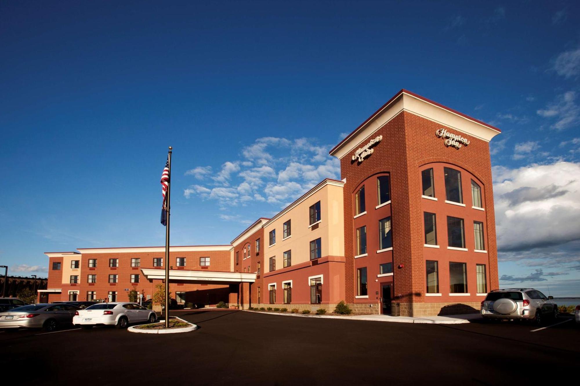 Hampton Inn Marquette-Waterfront Exterior photo