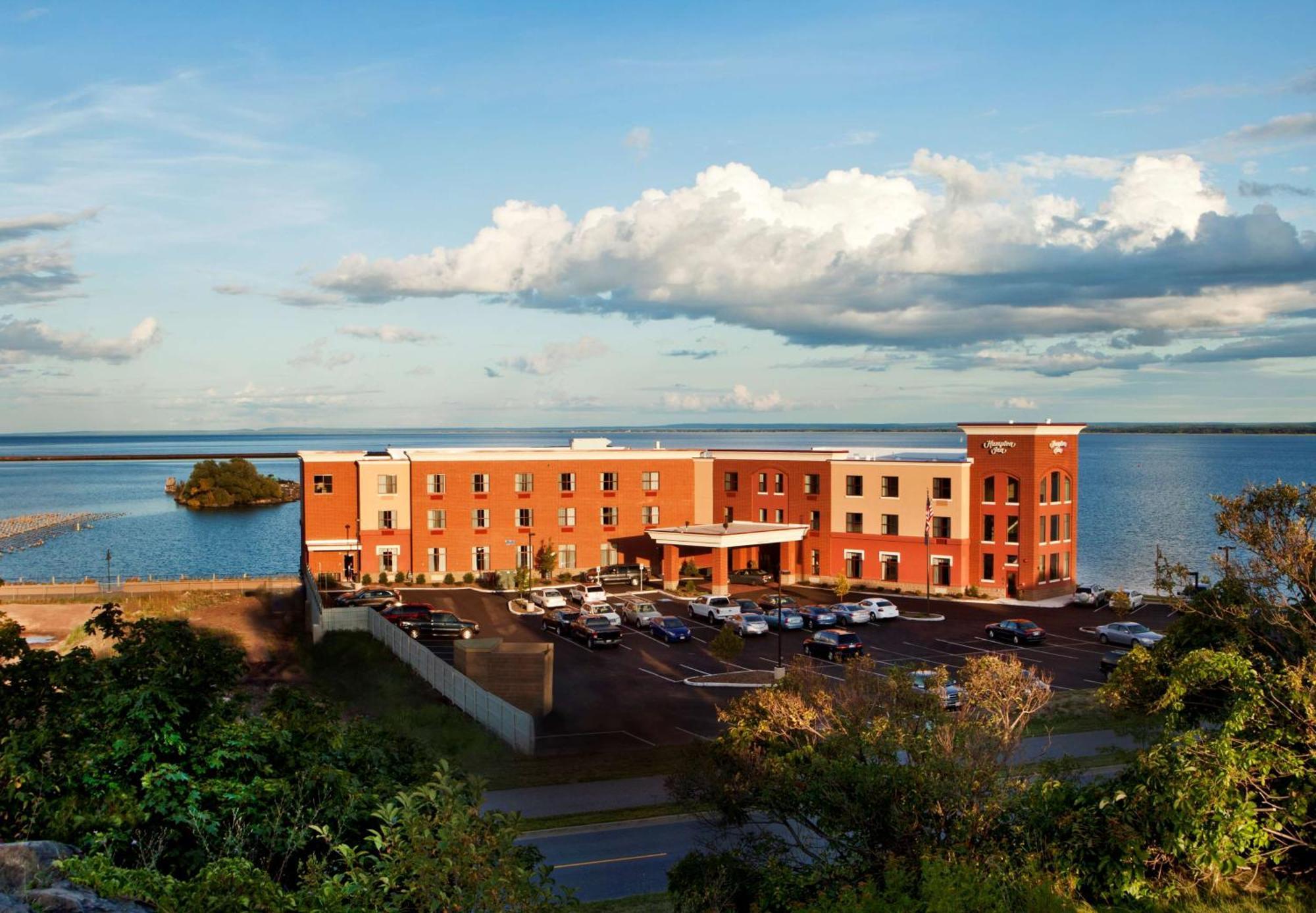 Hampton Inn Marquette-Waterfront Exterior photo